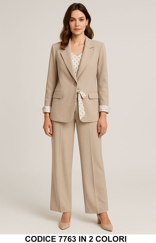 Completo Donna Elegante Giacca e Pantalone con Dettagli Pois Tailleur Coordinato in 2 Colori – 7763Out