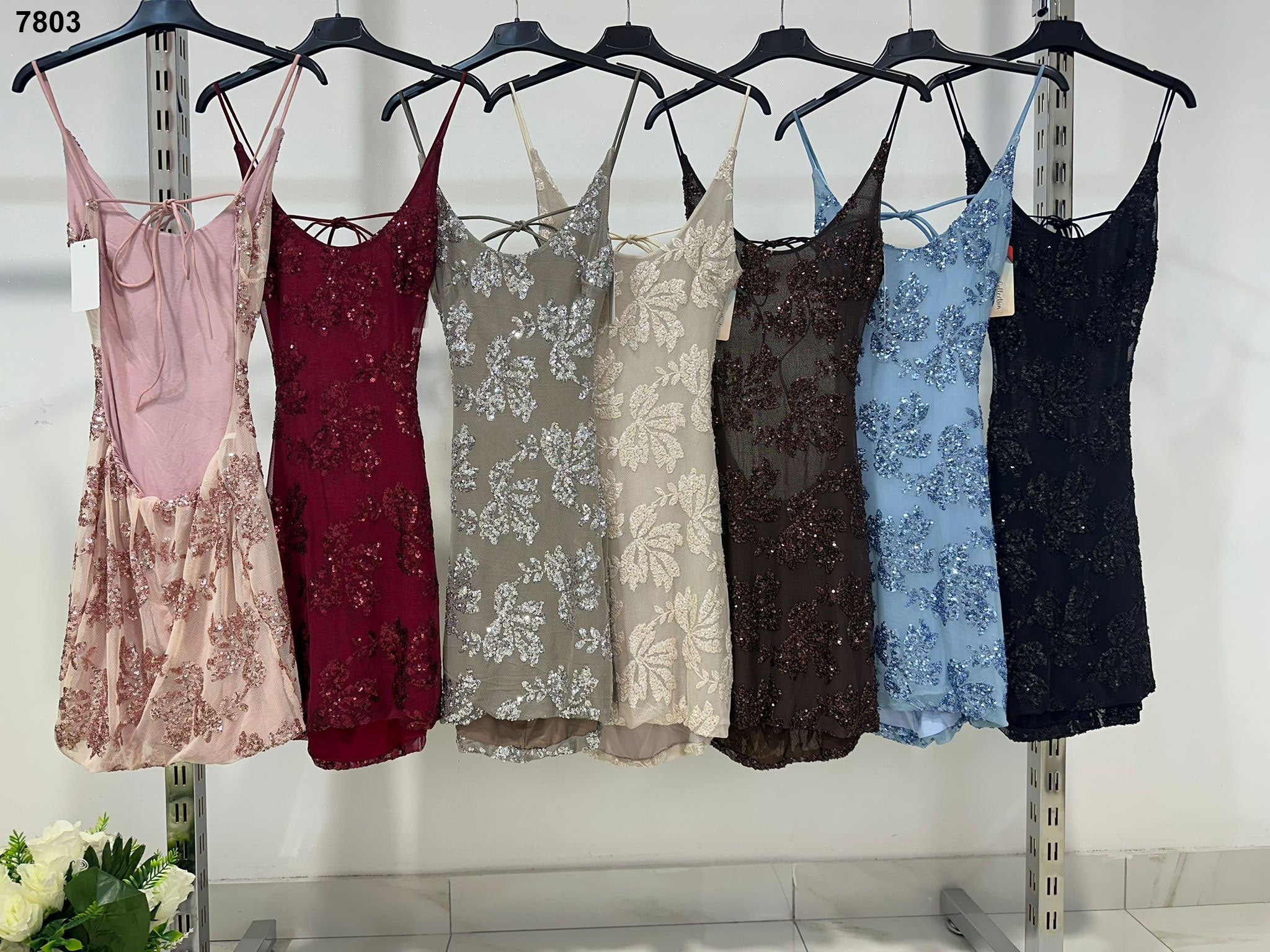 Vestito corto elegante con paillettes e spalline sottili Abito Fashion Evento in Tortora – 7803Out Vestito corto elegante con paillettes e spalline sottili Abito Fashion Evento in Tortora – 7803Out