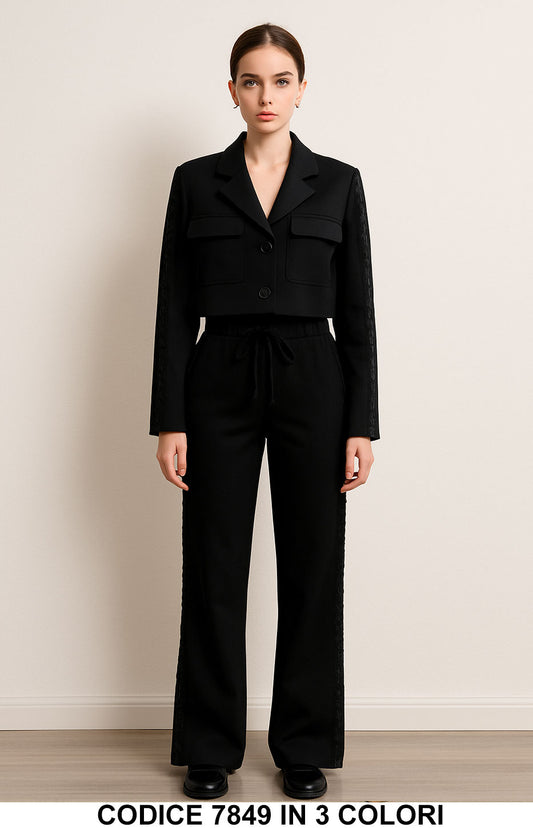 Completo giacca corta con inserti in pizzo e pantalone a palazzo Coordinato Elegante Merletto in 3 Colori – 7849