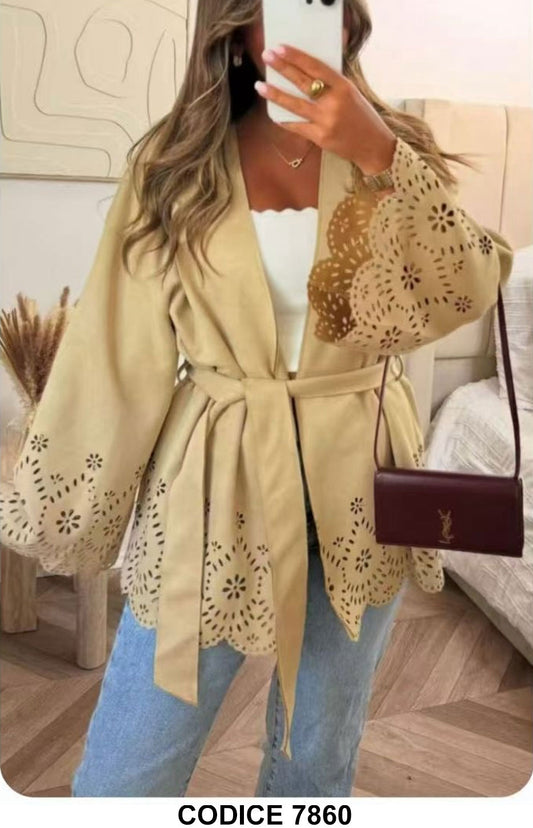 Giacca Kimono Beige in ecopelle traforata con cintura Casual Chic Elegante – 7860