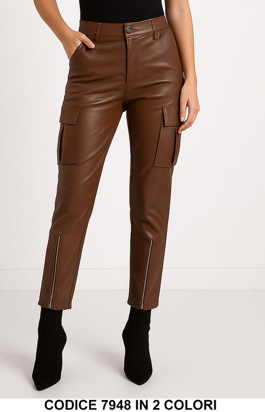 Pantaloni Cargo in Ecopelle con Tasche Laterali e Zip alla Caviglia in 2 Colori – 7948