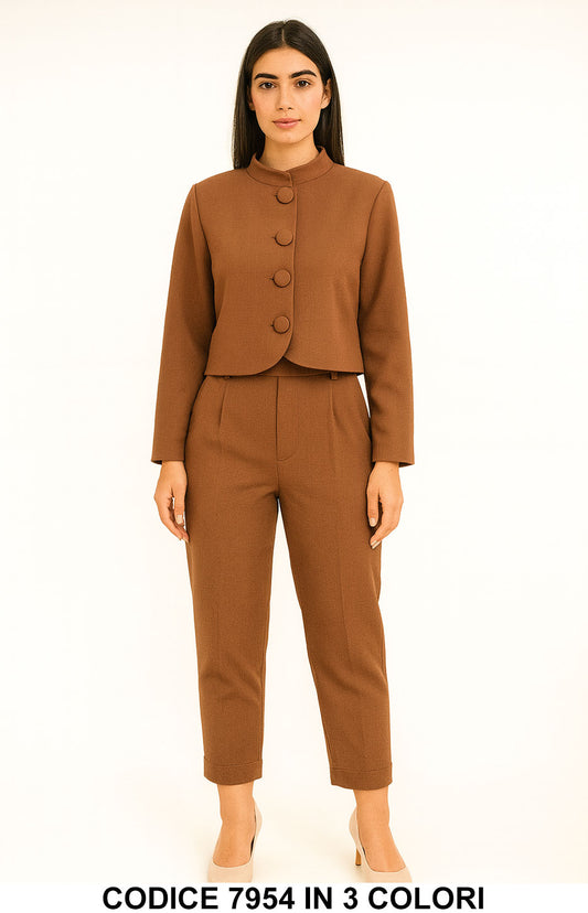Tailleur Donna Giacca Corta Con Bottoni + Pantalone Capri Completo Chic Coordinato In 3 Colori – 7954