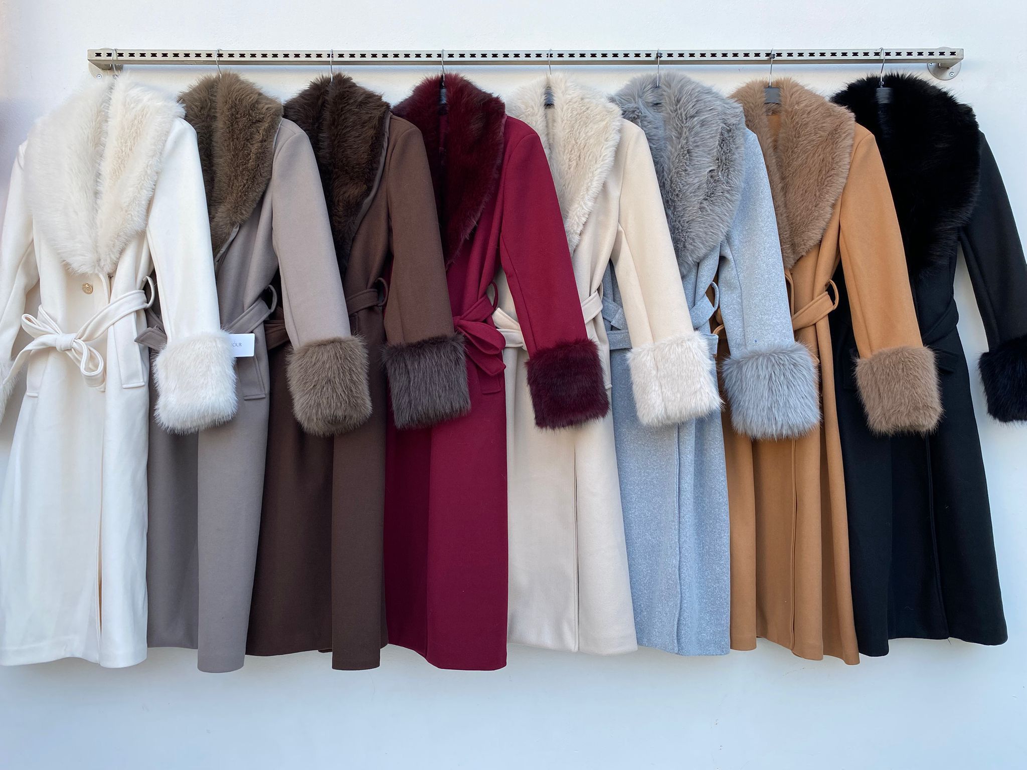 Cappotto Donna con Collo e Polsi in Eco-Pelliccia Elegante e Caldo in 8 Colori – 7976 Cappotto Donna con Collo e Polsi in Eco-Pelliccia Elegante e Caldo in 8 Colori – 7976