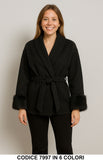 Giacchino corto con cintura e polsini in eco pelliccia Giacca Cappotto Elegante in 6 colori – 7997 Giacchino corto con cintura e polsini in eco pelliccia Giacca Cappotto Elegante in 6 colori – 7997