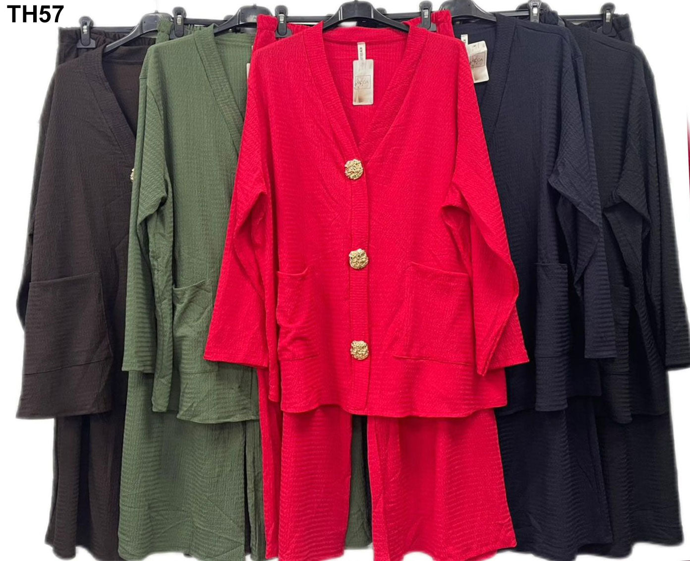 Completo curvy con giacca a bottoni gioiello e pantalone ampio Coordinato Casual in 5 colori – TH57 Completo curvy con giacca a bottoni gioiello e pantalone ampio Coordinato Casual in 5 colori – TH57