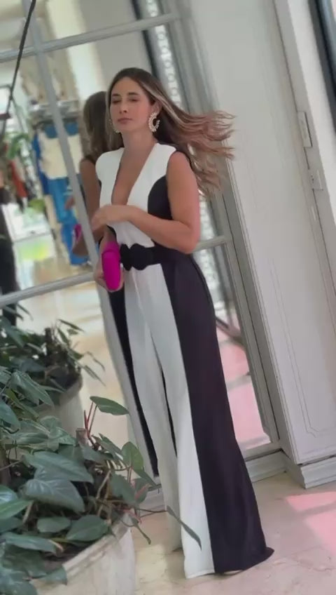 Tuta Intera Elegante da Cerimonia Bicolore Bianca e Nera Jumpsuit Smanicata con Cintura Gioiello - 6174 Tuta Intera Elegante da Cerimonia Bicolore Bianca e Nera Jumpsuit Smanicata con Cintura Gioiello - 6174