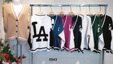 Maglione con Bottoni Collage con Logo LA Cardigan Fashion Casual Maglia Ragazza in 7 Colori - 5543