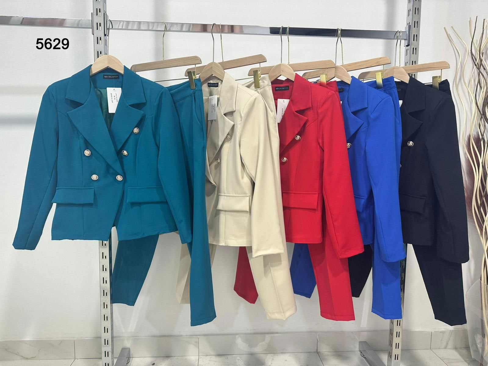 Tailleur Donna Giacca Corta Sciancrata e Pantalone Bottoni Oro Completo Elegante Fashion in 5 Colori - 5629
