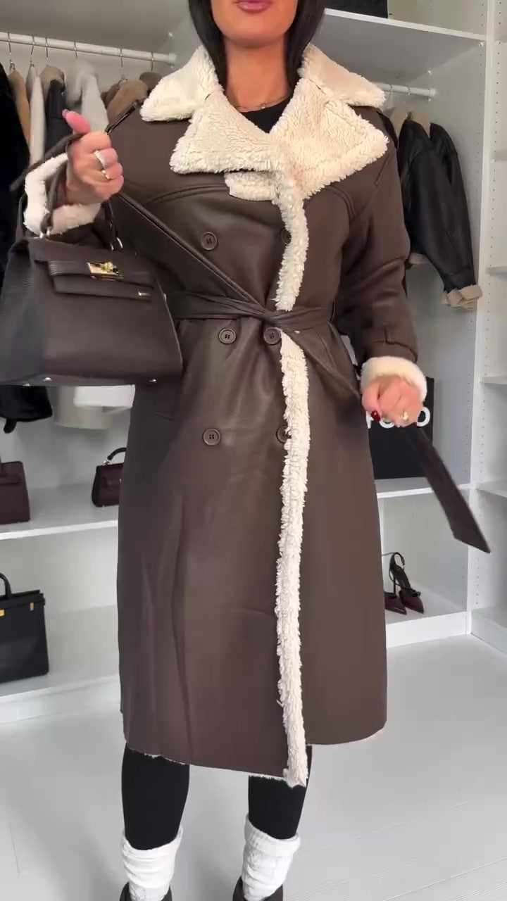 Cappotto Montone Lungo eco Pelliccia Bianca con Bottoni Giubbotto eco Pelle con Cintura in Nero - 7086Out