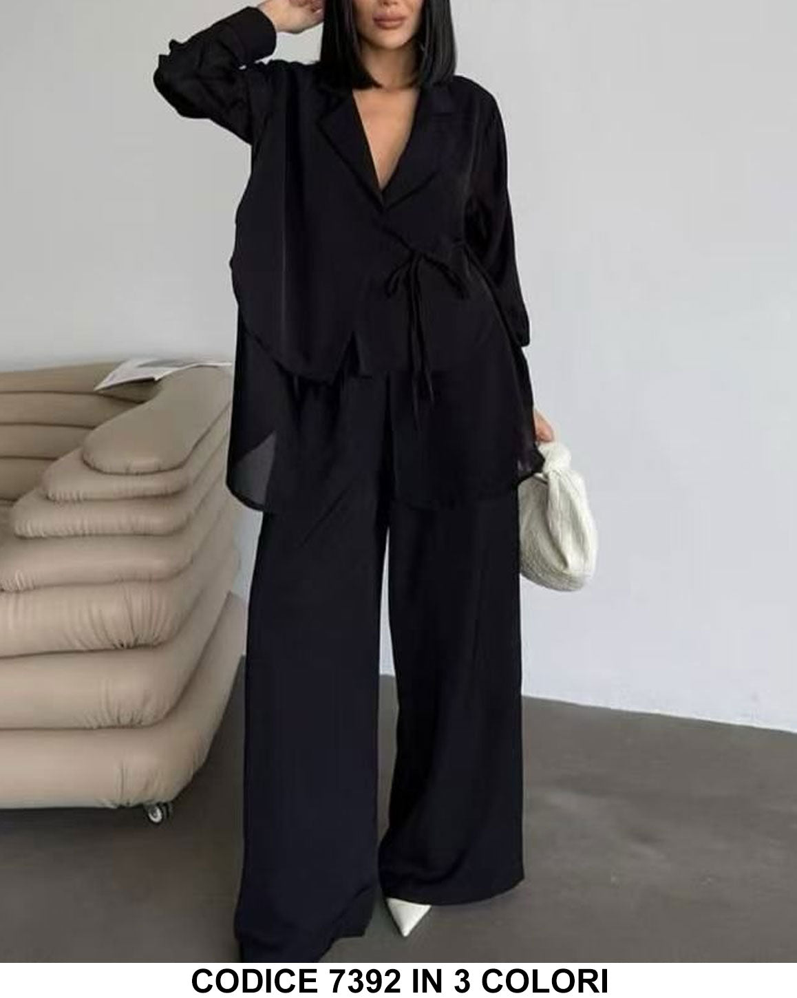 Completo Elegante Tailleur Giacca Asimmetrica con Laccetti Pantalone Zampa Coordinato in 3 Colori - 7392