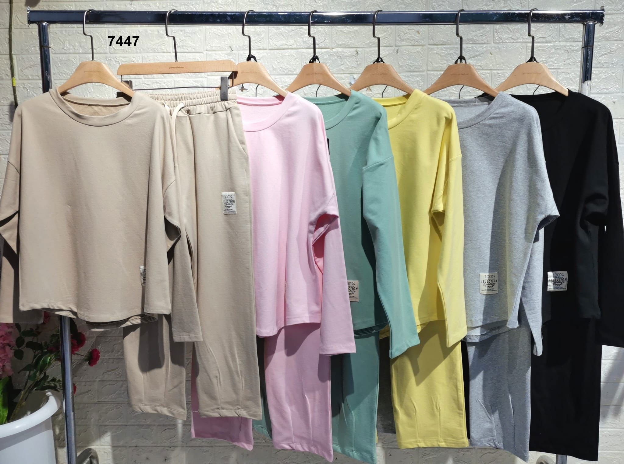 Completo Casual Tuta Sportiva Felpa e Pantalone Capri Coordinato Stemma Etichetta Sportivo in 6 Colori - 7447