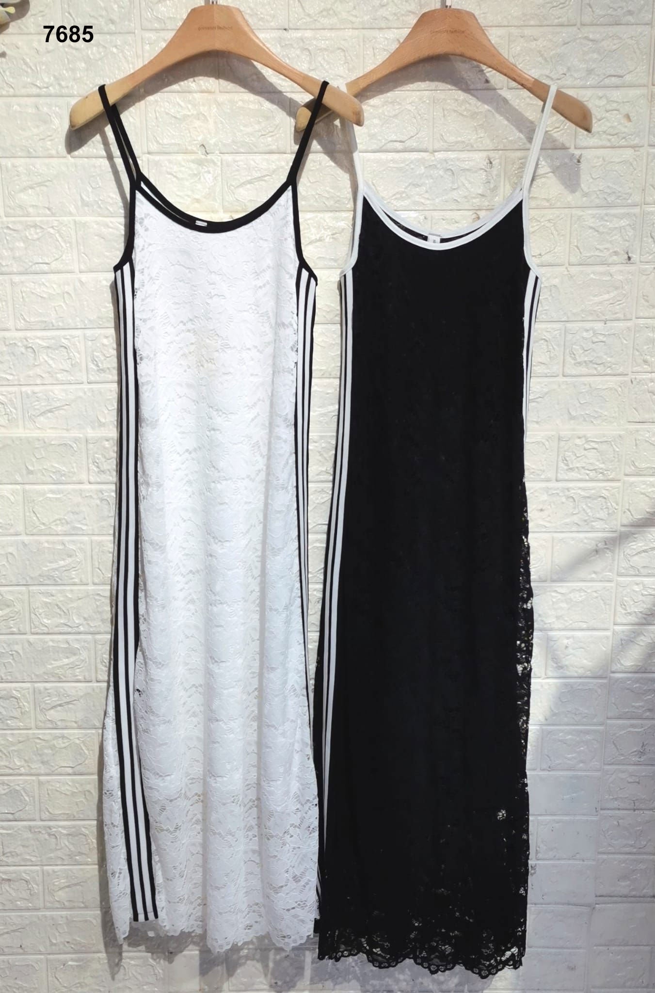 Abito Lungo Sportivo in Pizzo con Spalline Sottili Vestito Urban Righe Laterali in Bianco o Nero - 7685