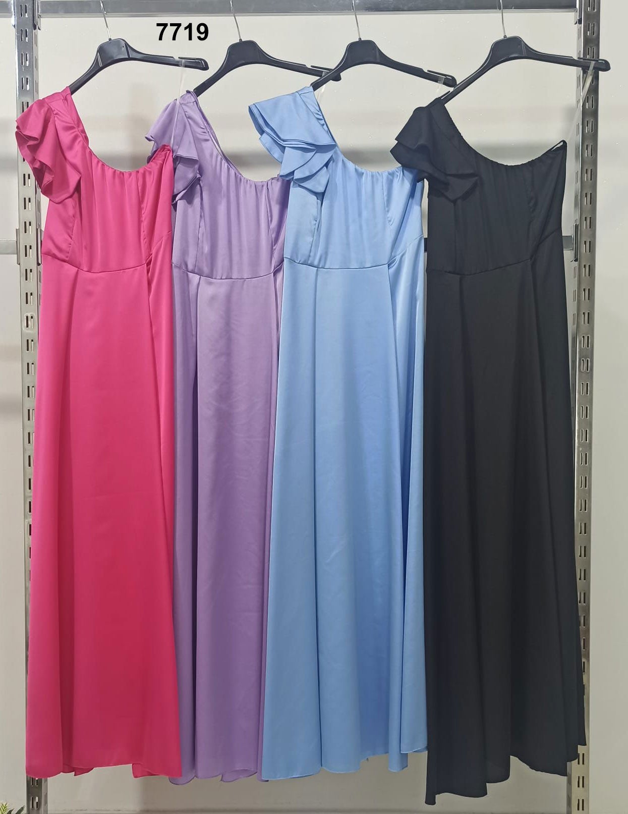 Abito Lungo Elegante con Spalla Scoperta e Manica Volant – Perfetto per Cerimonie Estive in 4 Colori – 7719