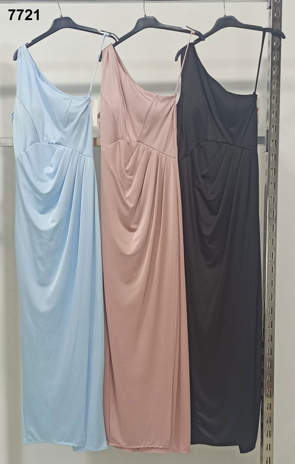 Abito Lungo Monospalla Drappeggiato – Eleganza Minimal in 3 Colori Raffinati – 7721