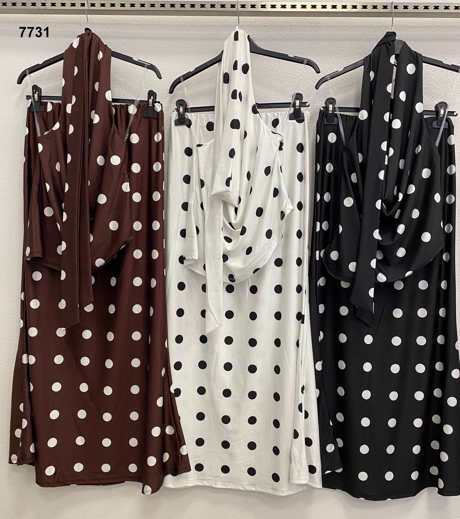 Completo Elegante 3 Pezzi a Pois – Top con Fiocco, Gonna Lunga e Sciarpa in 3 Colori – 7731