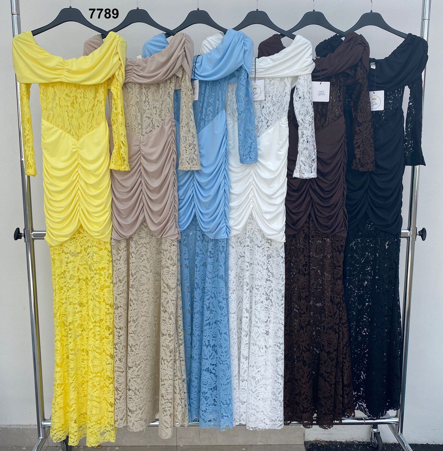 Abito lungo in pizzo con maniche lunghe e spalle scoperte Vestito Arricciatura frontale in Bianco - 7789Out