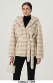 Giaccone corto in eco pelliccia con cappuccio e cintura Beige Panna Cappotto Beige – 7907
