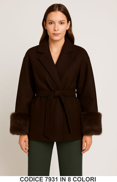 Giacca corta con cintura e polsini in eco pelliccia Giubbotto Elegante Fashion in Marrone – 7931