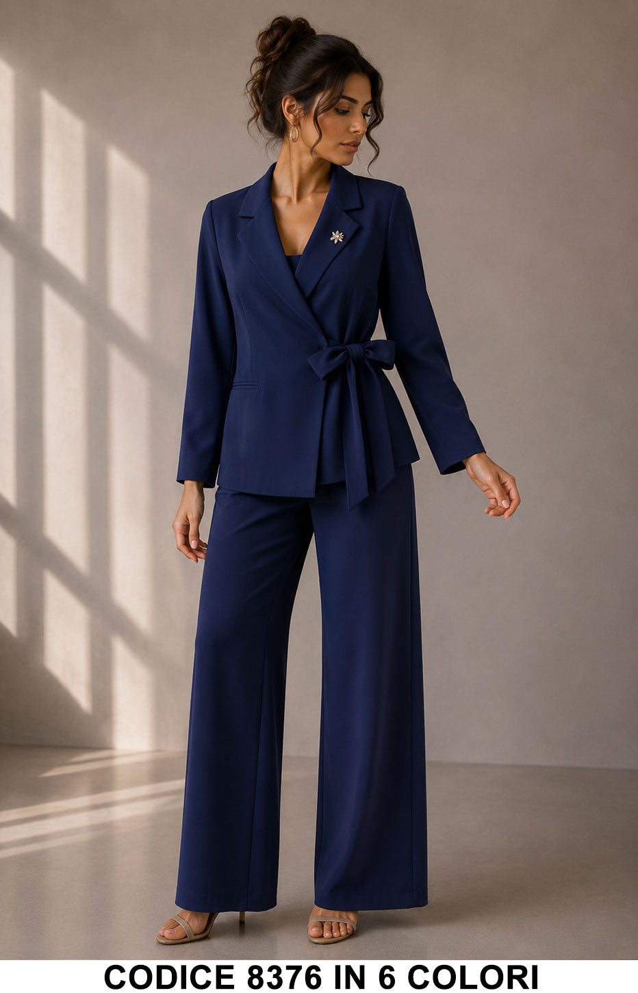 Tailleur Elegante con Giacca a Portafoglio con Spilla e Pantalone Palazzo Compleot in 6 Colori – 8376