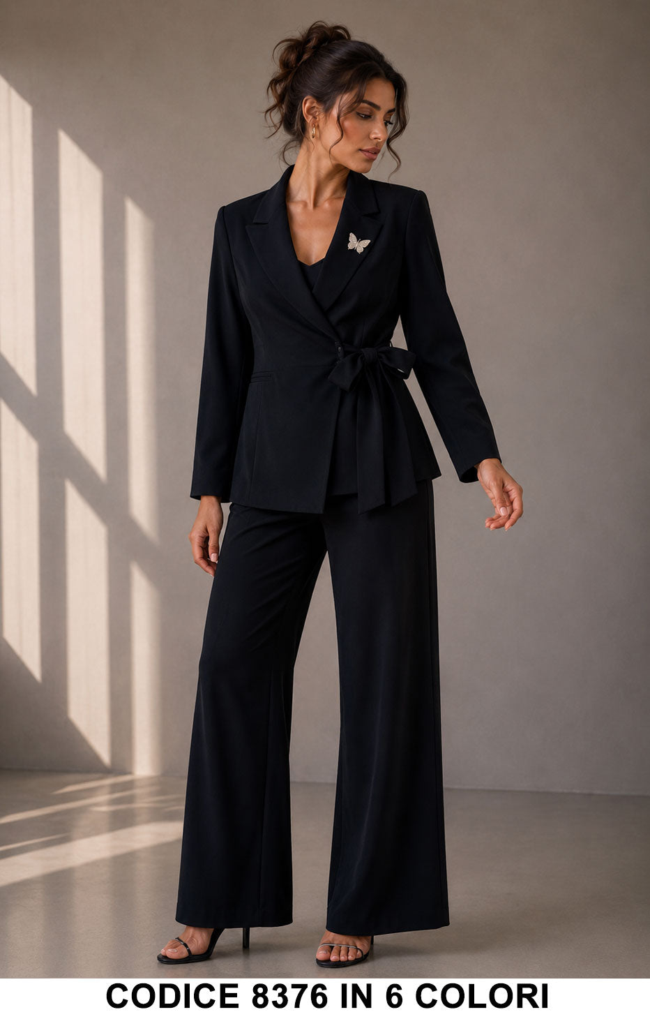 Tailleur Elegante con Giacca a Portafoglio con Spilla e Pantalone Palazzo Compleot in 6 Colori – 8376