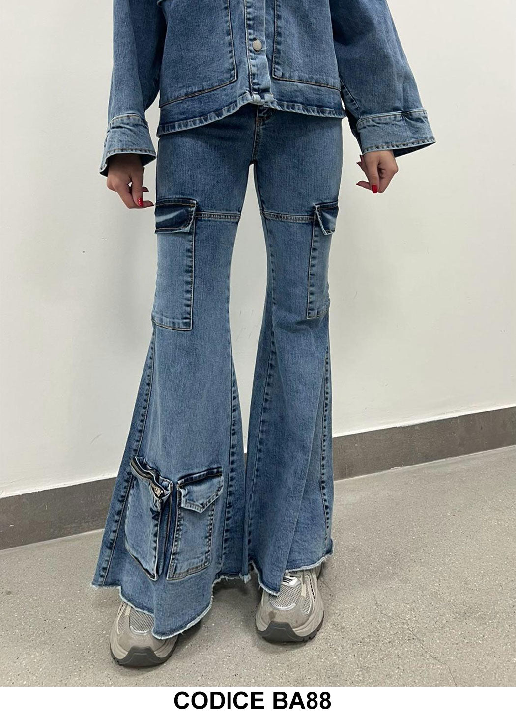 Pantalone in Jeans Cargo Tasche con Zip alla Caviglia Pantaloni a Zampa Effetto Strappato sull'orlo - BA88