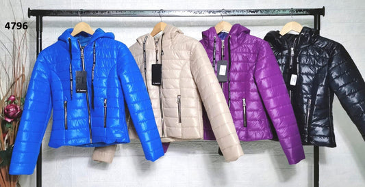 Giubbotto Piumino Corto con Cappuccio e Laccetti in Viola Giacca Casual Colorata - 4796Out